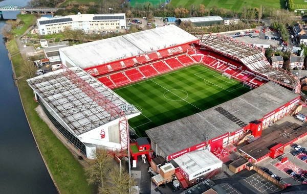 İki dəfə Çempionlar Liqasının qalibi olmuş oyunçunun adı stadionun tribunasına verilir