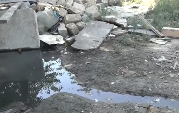 Biləcəri qəsəbəsində daşan kanalizasiya sakinlər üçün təhlükə yaradır - Video