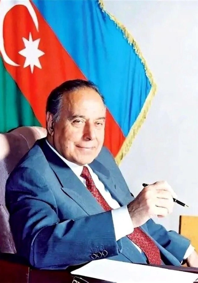 Müasir Azərbaycanın banisi - Ölkəmiz ulu öndərin miras qoyduğu təməllər üzərində yüksəlir