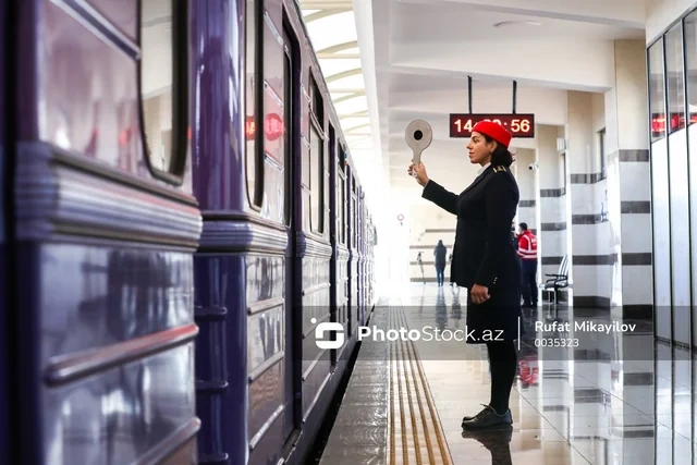 Bakı metrosunda sərnişinlər qatardan DÜŞÜRÜLDÜLƏR - FOTO - VİDEO