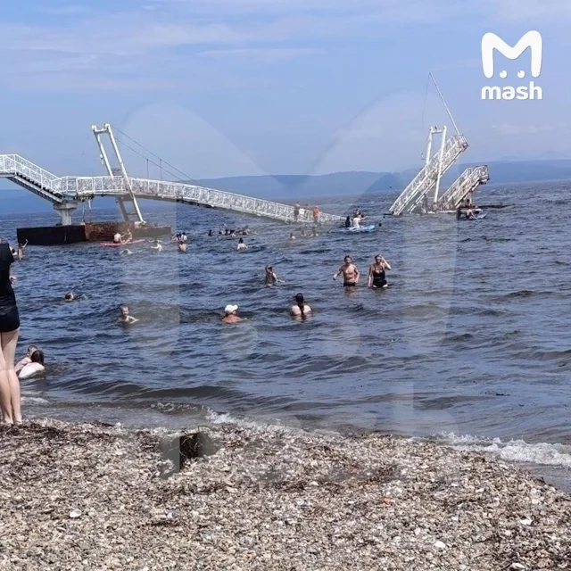 Rusiyada çimərlikdə üzərində uşaqların olduğu körpü uçub - FOTO-VİDEO