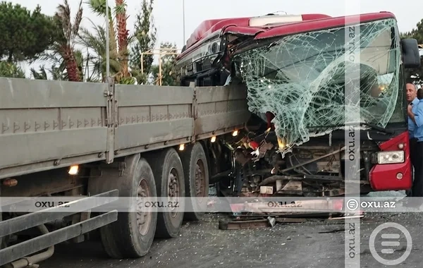 Bakıda sərnişin avtobusu yük maşınına çırpılıb - VİDEO