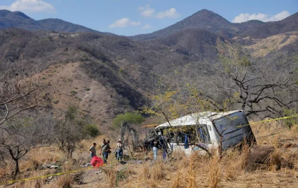 Meksikada turist avtobusu aşıb: Çox sayda ölən var - FOTO-VİDEO