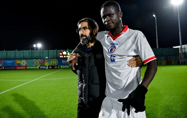 Rövşən Nəcəf zədələnən futbolçuya kömək etdi - Foto/Video