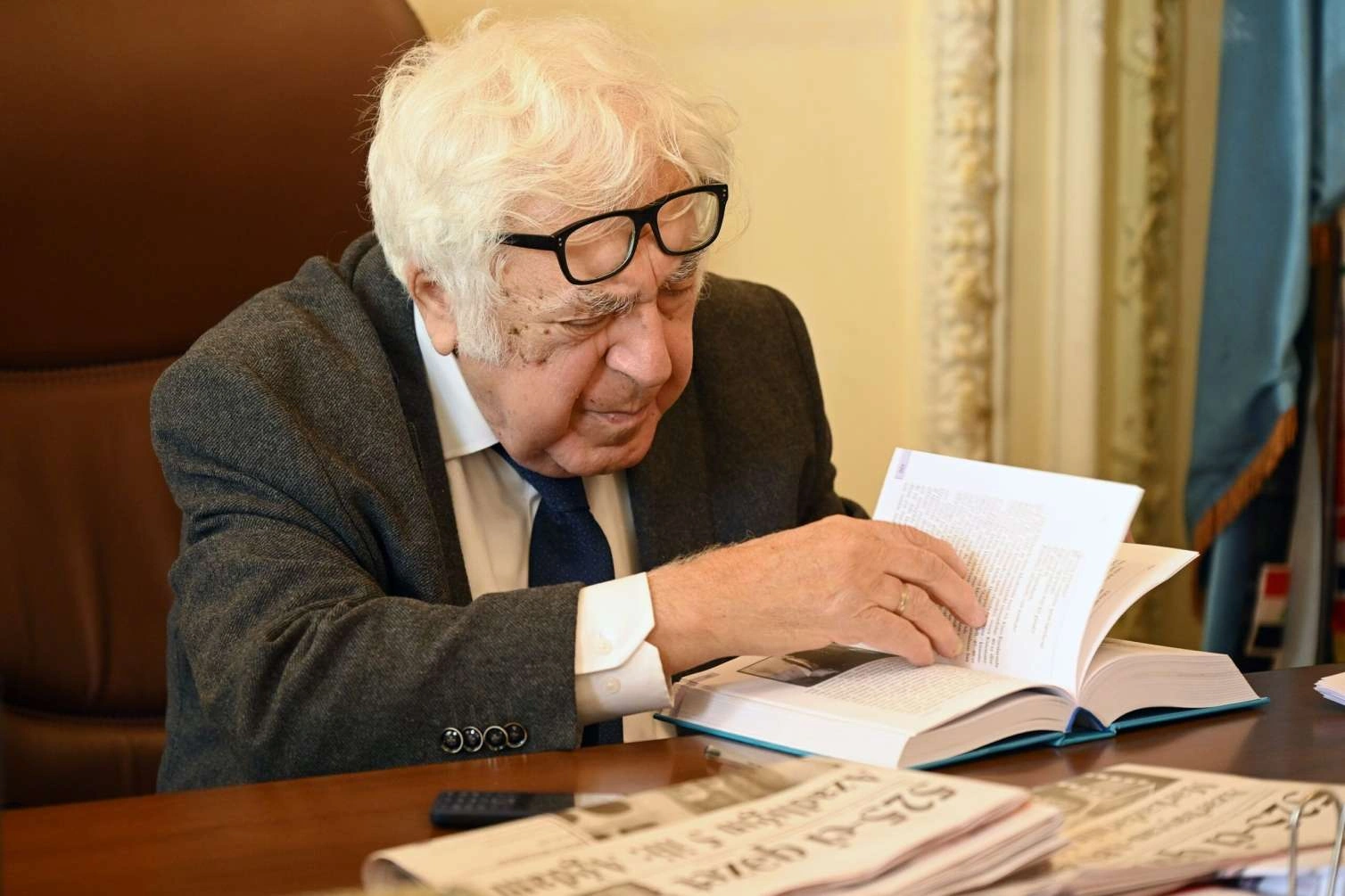 Anar Kitab Mükafatı almaq istəyir? – Özü açıqladı