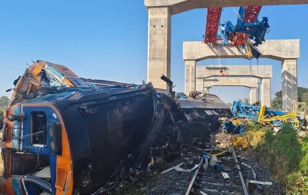 Tailandda kran qatarın üzərinə aşdı: Azı 22 nəfər öldü, xeyli yaralı var