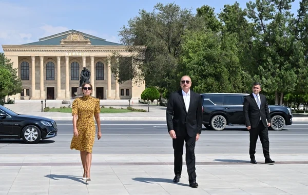 İlham Əliyev ümummilli liderin Naxçıvan şəhərinin mərkəzində ucaldılan abidəsini ziyarət edib - FOTO