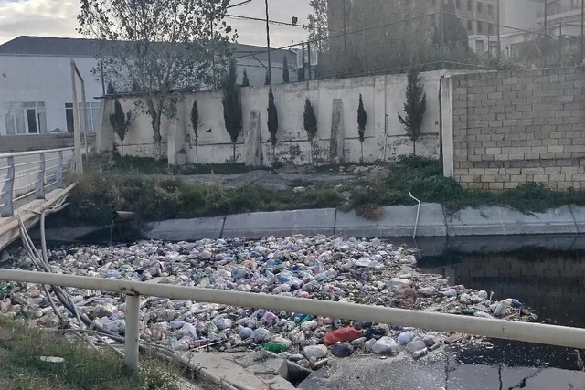 Novxanıda zibil poliqonunu xatırladan suvarma kanalı - Foto