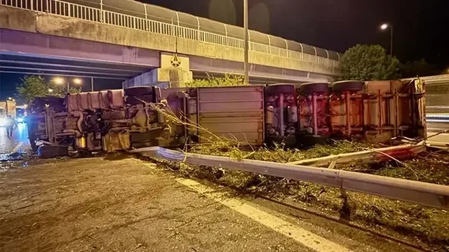 Türkiyədə dəhşətli qəza: Azərbaycanəsilli sürücünün idarə etdiyi ətir daşıyan yük maşını aşıb - Foto