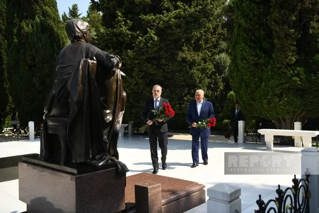 XİN-in kollektivi Fəxri və Şəhidlər xiyabanlarını ziyarət edib - FOTO