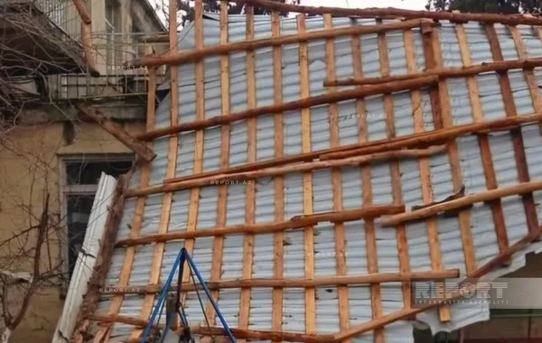 Gəncədə güclü külək uşaq bağçasının dam örtüyünü uçurub