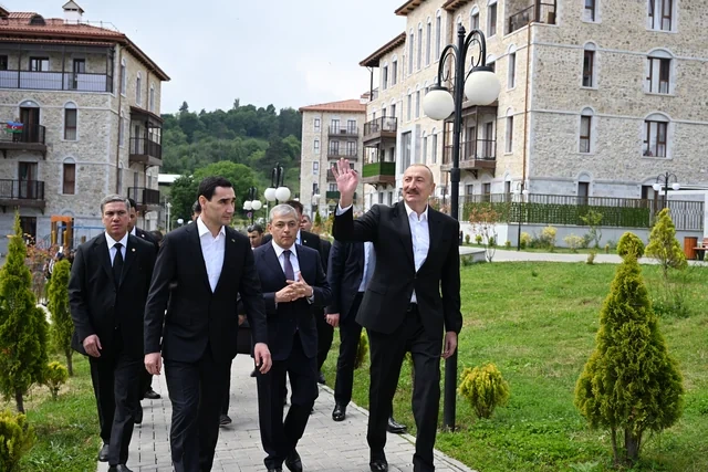 İlham Əliyev Sərdar Berdiməhəmmədov Şuşa şəhərində inşa edilmiş birinci yaşayış kompleksində olublar - FOTO