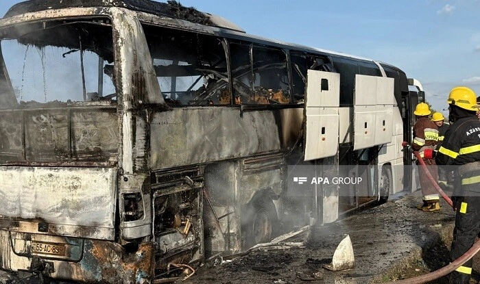 Hərəkətdə olan sərnişin avtobusu anidən alışıb yandı - Foto