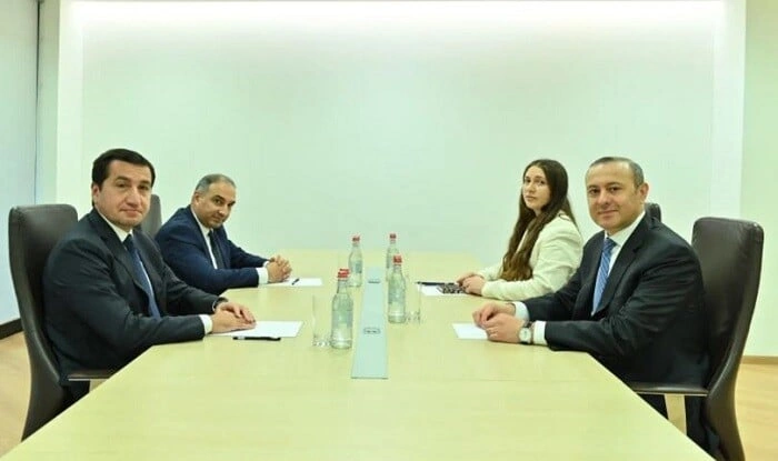 Hikmət Hacıyev Ermənistanda Qriqoryanla görüşdü