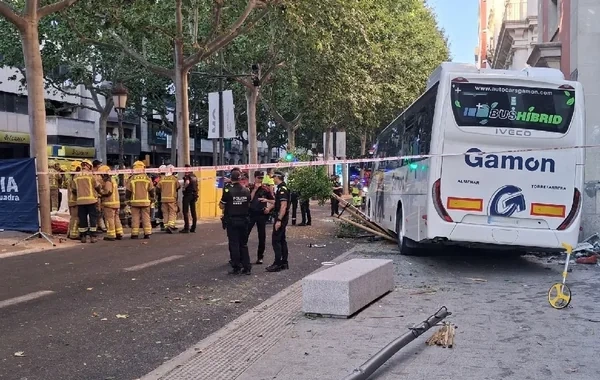 İspaniyada avtobus binaya çırpılıb: 46 nəfər xəsarət alıb - VİDEO