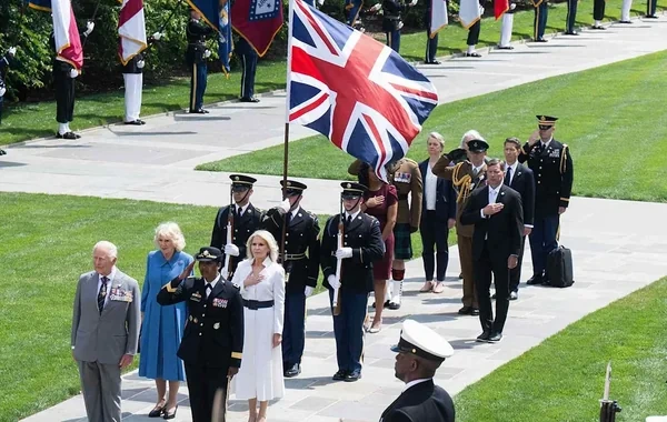 Kral III Çarlzla bağlı növbəti skandal -  Tərs tutulmuş Britaniya bayrağı ilə qarşılandı - VİDEO