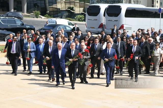 XİN-in kollektivi Fəxri və Şəhidlər xiyabanlarını ziyarət edib - FOTO