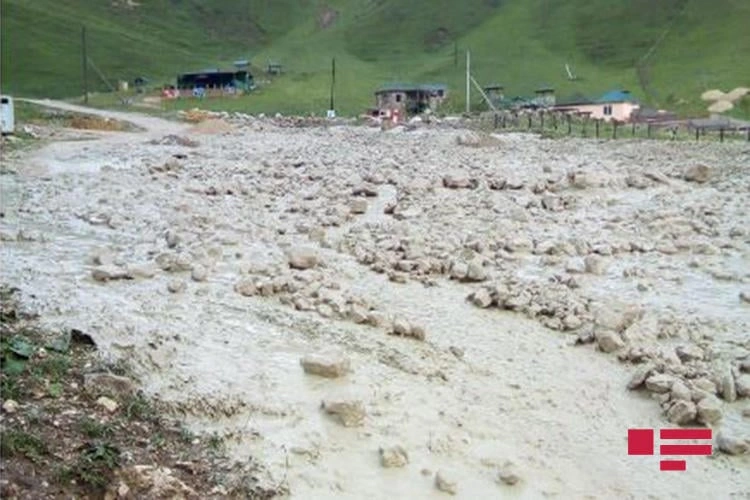 Güclü sel Laza kəndinə gedən yolu yararsız hala saldı - Foto