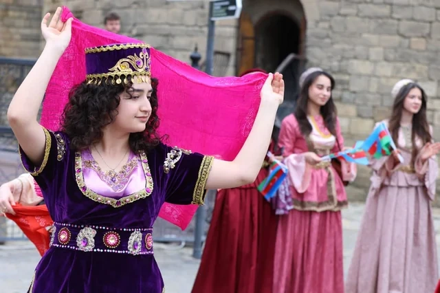 Bakının mərkəzində milli geyimlərdə gəzinti-yürüş təşkil olunub