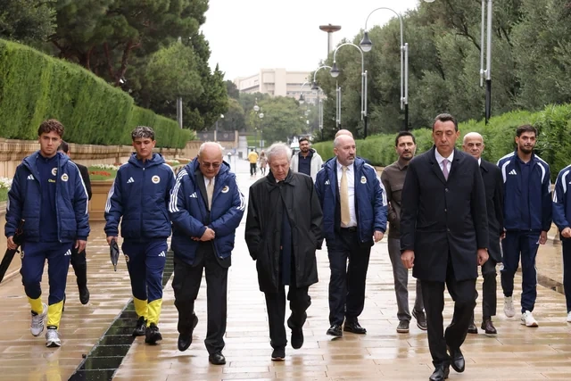 "Fənərbağça" və "Turan Tovuz"un nümayəndələri Heydər Əliyevin məzarını, Şəhidlər xiyabanını ziyarət ediblər - Foto