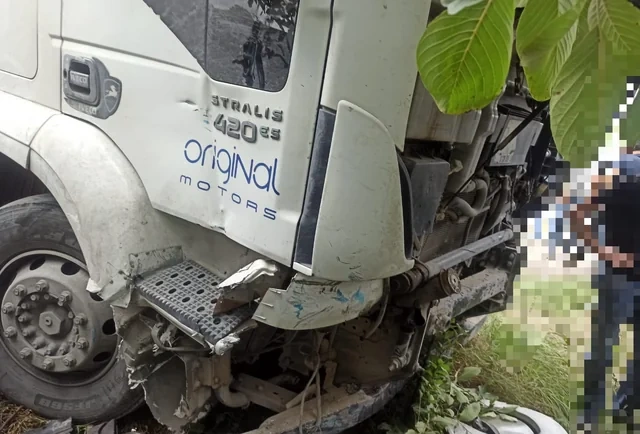 Bakı-Quba yolunda "Mercedes" yük maşınına çırpıldı, beş nəfər xəsarət aldı - FOTO