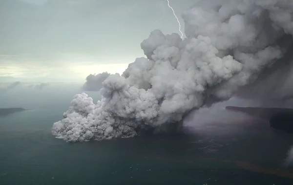 İndoneziyada Anak-Krakatau vulkanı yaxınlığında beş jurnalist itkin düşüb