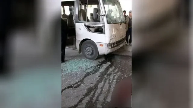 Suriyada hərbçiləri daşıyan avtobusa hücum: Ölənlər var - FOTO
