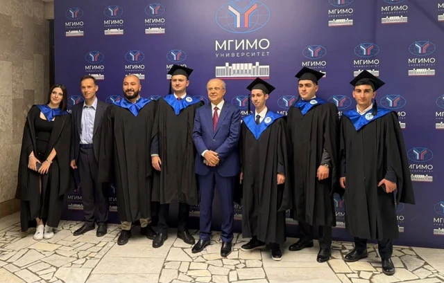 Azərbaycan və Rusiya ali məktəblərinin ortaq layihəsi: Gənc menecerlər məzun oldular - FOTO