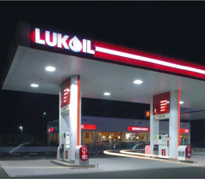 SOCAR maşını "Lukoil" məntəqəsinə çırpıldı - Video