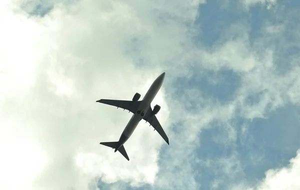 İran Küveytin beynəlxalq aeroportunu vurdu, yaralılar var - Əmirlik hava məkanını bağladı - VİDEO