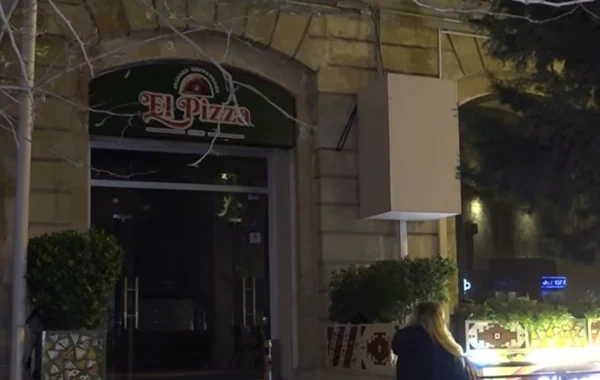 Bakının mərkəzində restoran yandı: Bina sakinləri ayağa qalxdılar - VİDEO