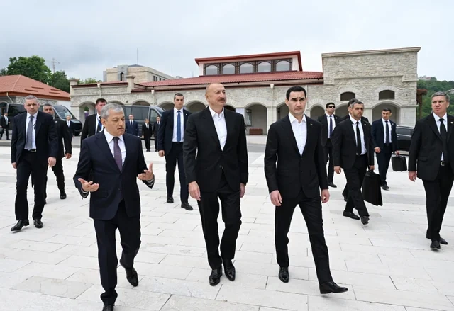 Prezidentlər Şuşada Azərbaycanın tanınmış şəxsiyyətlərinin işğal dövründə güllələnmiş büstlərinə baxıblar - FOTO