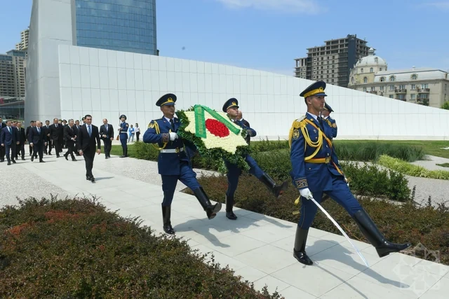 Türkmənistan prezidenti Zəfər parkını ziyarət edib - FOTO