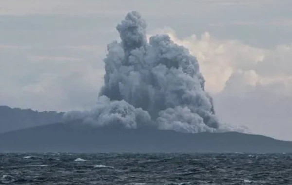 Anak-Krakatau vulkanının püskürməsinə görə 8 hava limanı bağlanıb - VİDEO