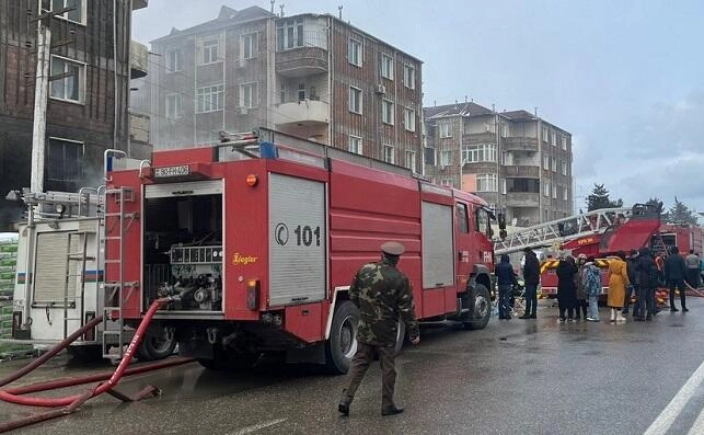 Lökbatanda binada yanğın: Sakinlər təxliyə edildi
