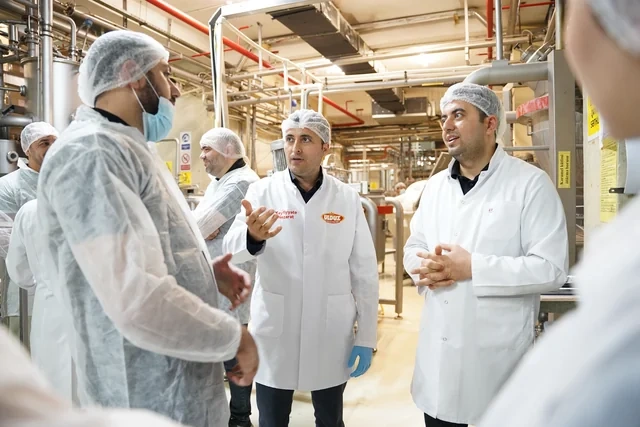 Media nümayəndələri "Made in Azerbaijan" brendini dünyaya tanıdan "Ulduz" fabriki ilə tanış olublar - FOTO