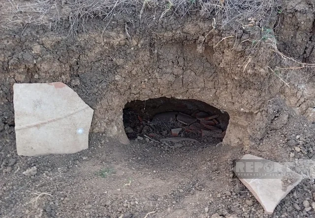 Cəlilabadda yol tikintisi zamanı minilliklər əvvələ aid saxsı qablar tapıldı - FOTO