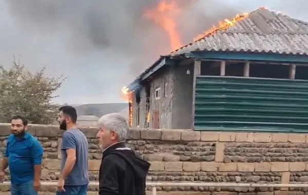 Cəlilabadda ev yandı