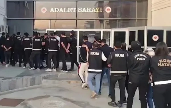 Türkiyədə sahibkarlardan "xərac" yığan, qadınları fahişəliyə cəlb edən şəbəkə ələ keçdi