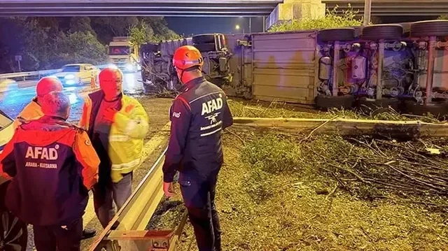 Türkiyədə dəhşətli qəza: Azərbaycanəsilli sürücünün idarə etdiyi ətir daşıyan yük maşını aşıb - Foto