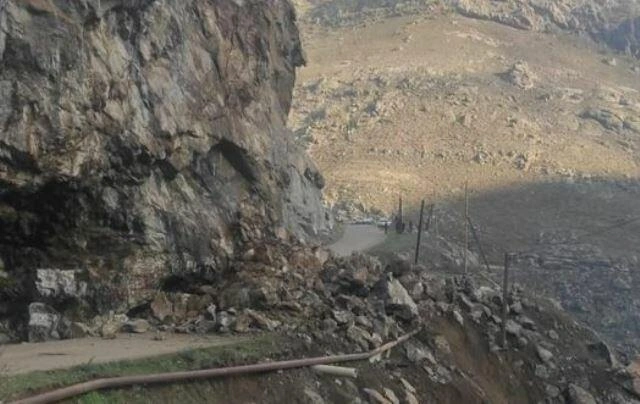 Lahıc yolunda uçqun: qayalar yolun ortasına düşdü - Video