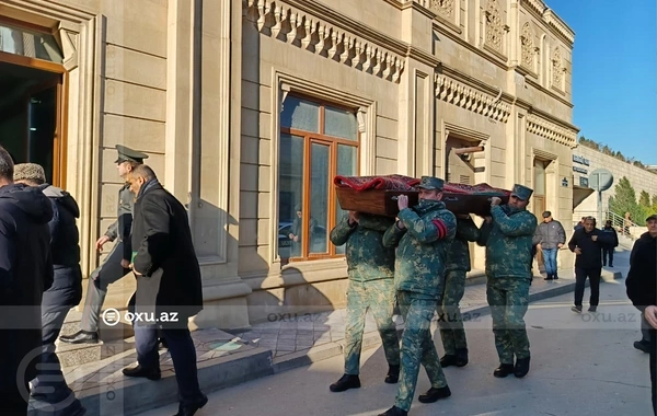 Milli Qəhrəman Şahin Tağıyevin cənazəsi Təzəpir məscidinə gətirilib
