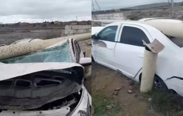 Binəqədi-Mehdiabad yolunda QƏZA: Minik avtomobili yol kənarındakı maneəyə çırpıldı