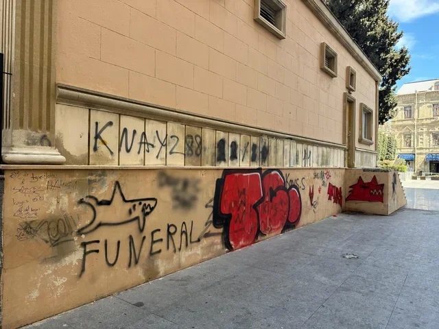 Tarixi binanın divarları danışdı - amma bu dəfə utancdan…