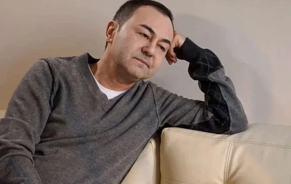 Serdar Ortaç səhnədə yıxıldı