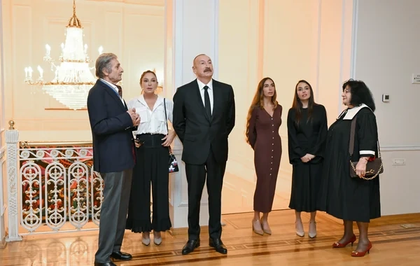 İlham Əliyev, Mehriban Əliyeva və ailə üzvləri "Mənim Abşeronum: Üstə gəl" adlı retrospektiv sərgi ilə tanış olublar - Foto