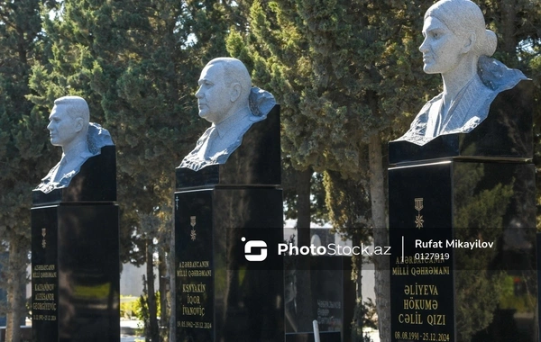 AZAL təyyarəsinin qəzasının ildönümü münasibətilə İkinci Fəxri xiyabanda məzarlar ziyarət edilib