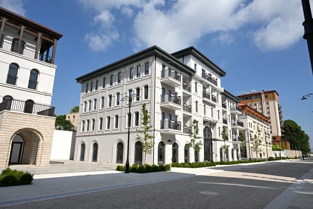 Prezident Şuşanın Qarabağ küçəsində həyata keçirilmiş işlərlə tanış olub - FOTO