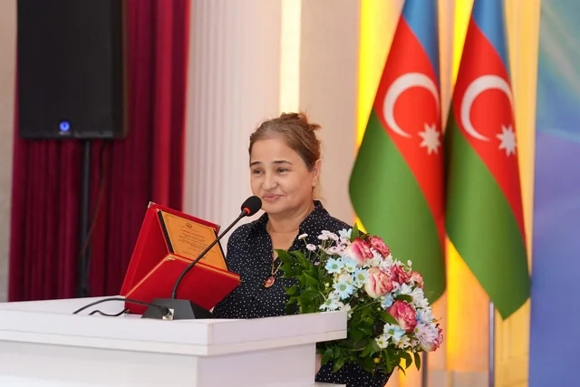 Xətai rayonunda Beynəlxalq Müəllimlər Günü münasibətilə "Zirvəyə Aparan İşıq" adlı tədbir keçirilib - Foto/Video