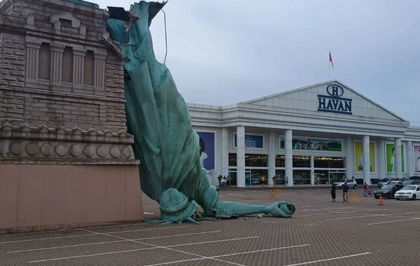 Braziliyada güclü külək Azadlıq heykəlini aşırtdı